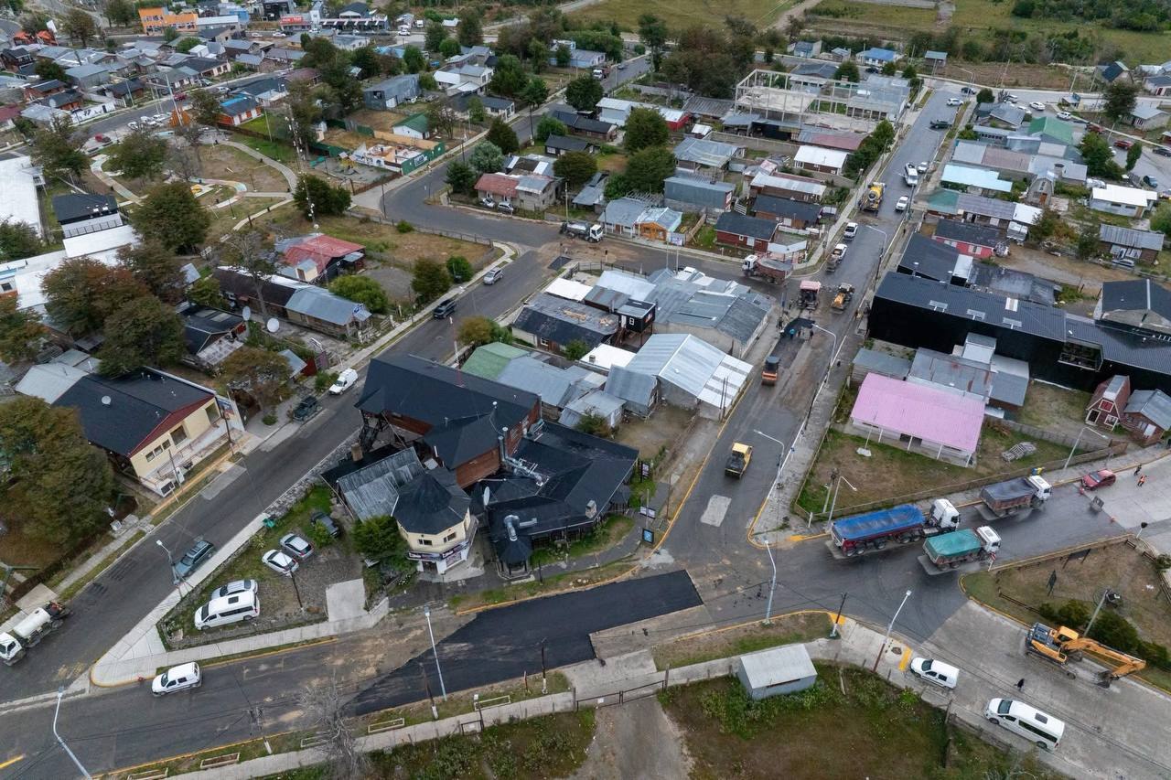 En tiempo récord, el Municipio resolvió el principal problema vial del casco céntrico de Tolhuin