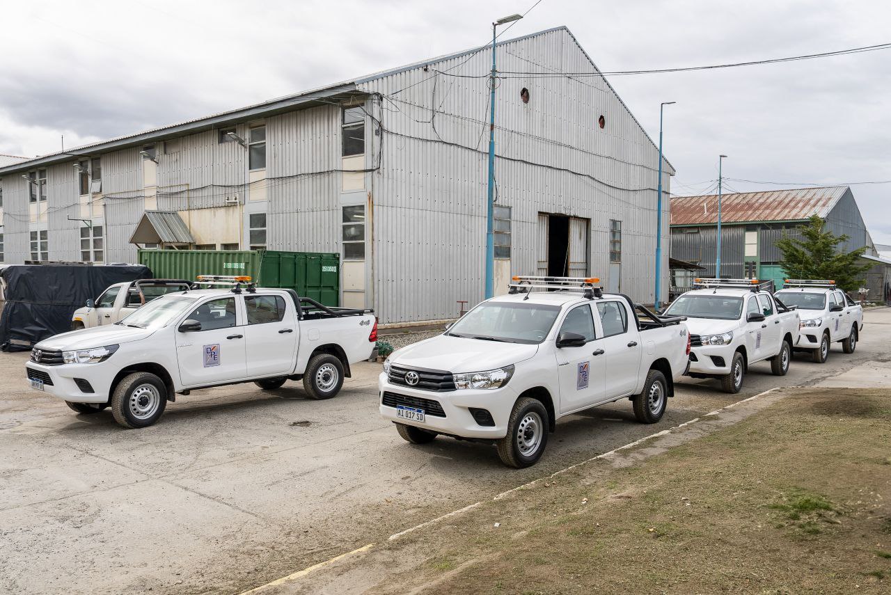 EL GOBIERNO PROVINCIAL INCORPORÓ CUATRO NUEVAS CAMIONETAS PARA LA DIRECCIÓN PROVINCIAL DE ENERGÍA